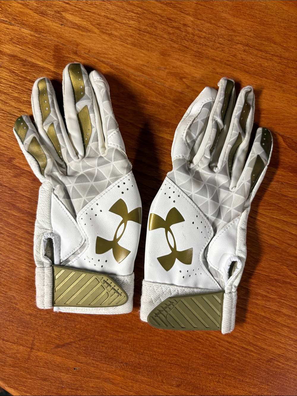 Under Armour White & Gold Performance softball Gloves size small
